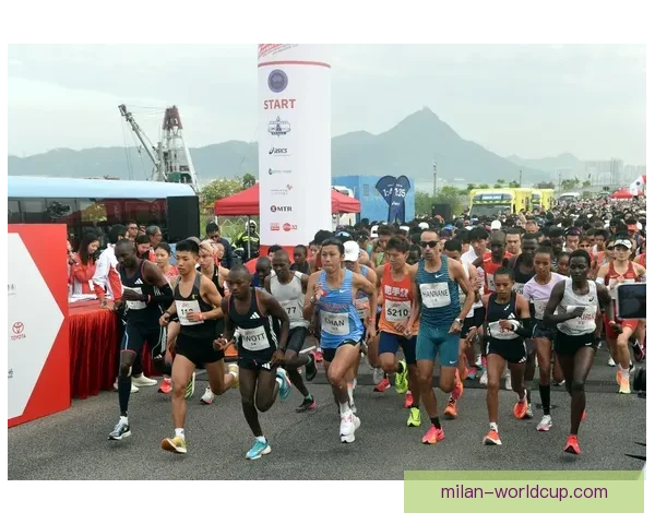 国米球迷齐心协力拉横幅力挺巴斯托尼 鼓励他昂首挺胸迎接挑战